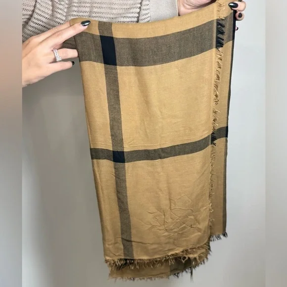 Authentic BURBERRY BEIGE/BLACK CHECK FRAYED EDGE SCARF✨ - Picture 3 of 7